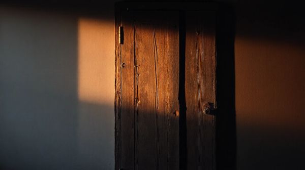 10 astuces pratiques pour isoler une porte en bois vieillie