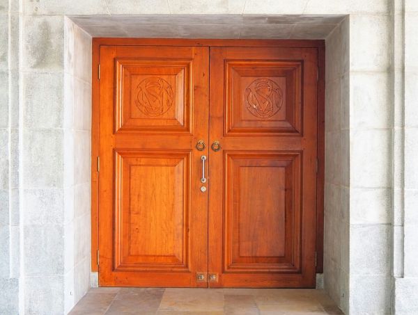 10 astuces pratiques pour isoler une porte en bois vieillie